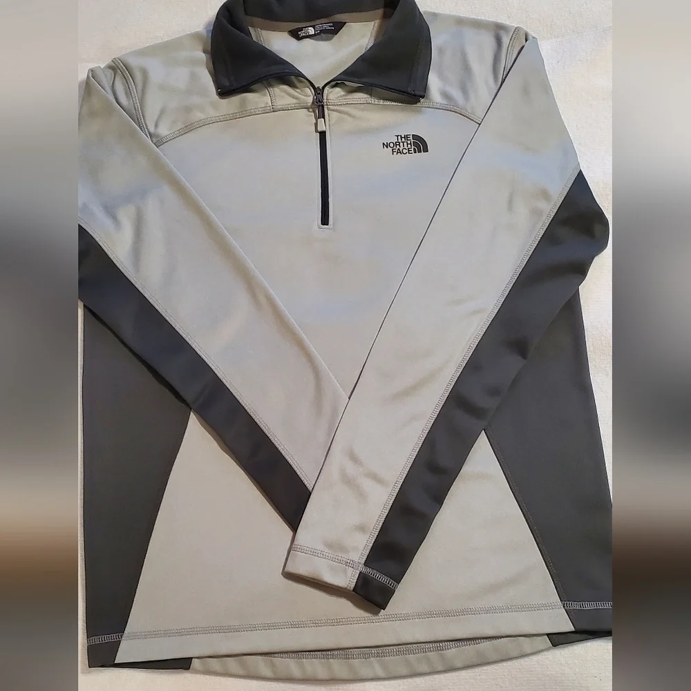 The North Face Light Gray and Dark Gray Half-Zip Pullover. Sz S